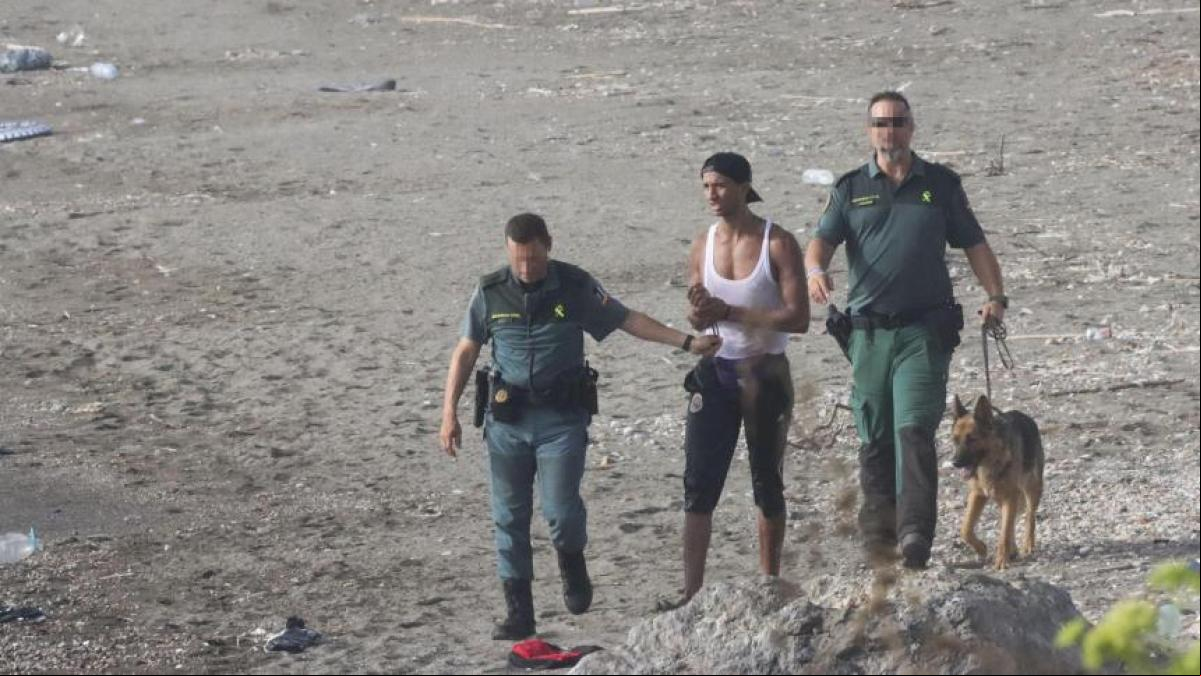 El amplio despliegue policial evita un intento de entrada masiva a nado en Ceuta