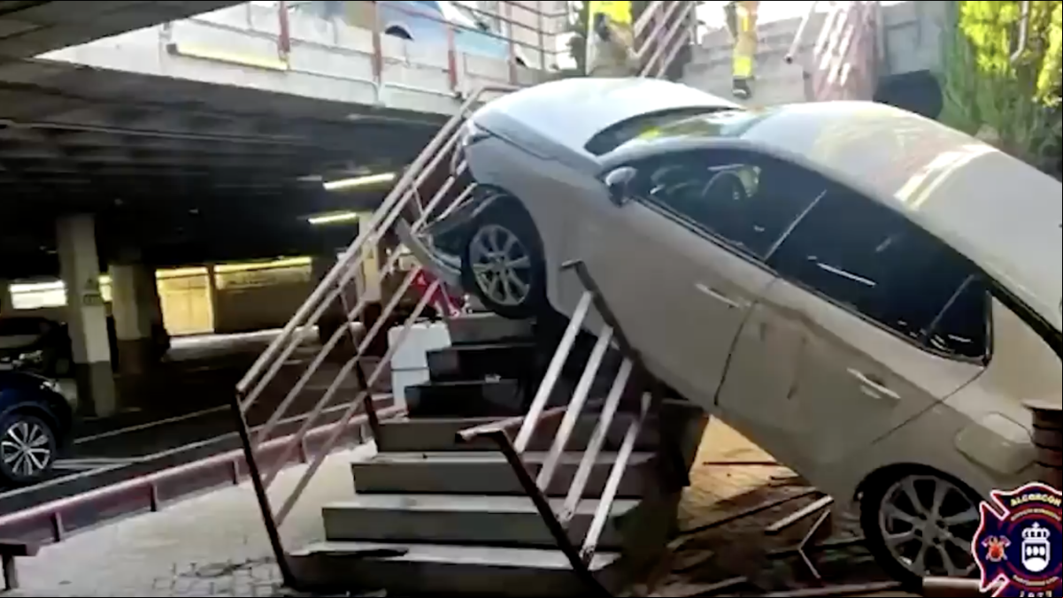 Un coche se queda atrapado en las escaleras de un parking y los bomberos tienen que rescatarlo