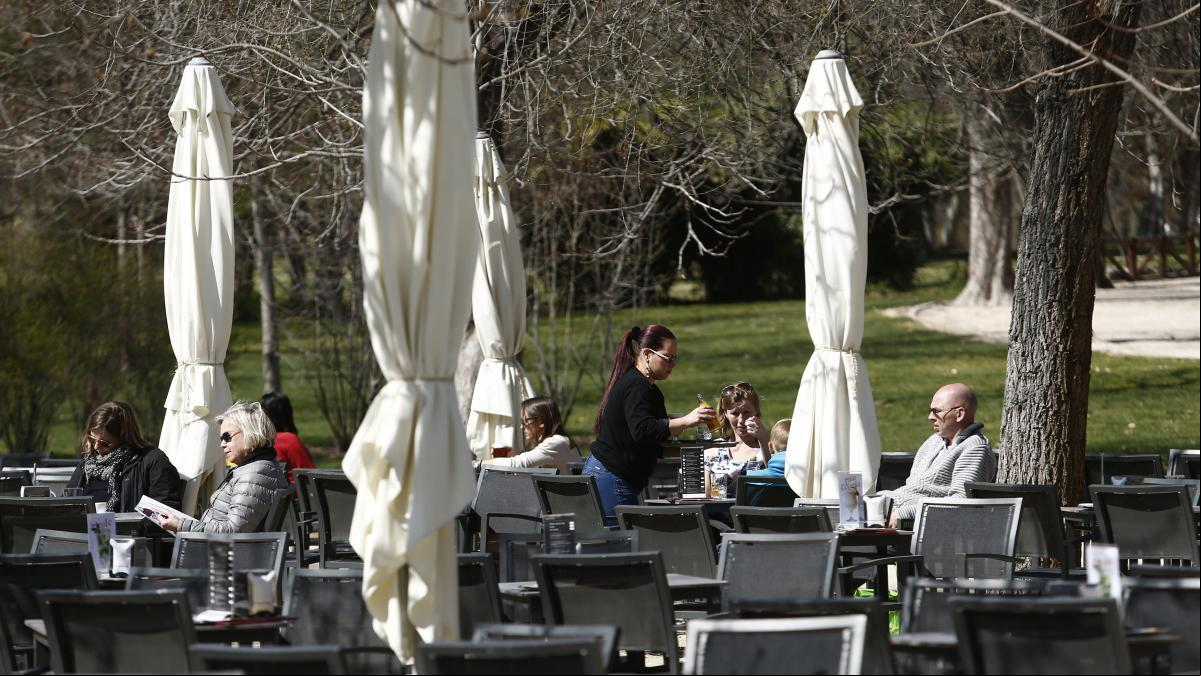 Empiezan a coger bebida directamente de la nevera de un bar y acaban denunciados: “No nos había pasado nunca”
