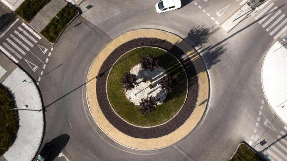 La Guardia Civil recuerda lo que no puedes hacer en una rotonda: “No te pases de listo”