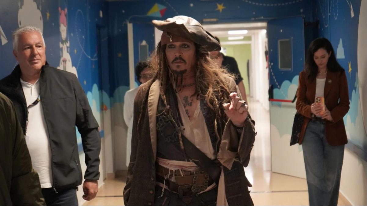 Johnny Depp sorprende a los niños del Hospital Donostia vestido de Jack Sparrow