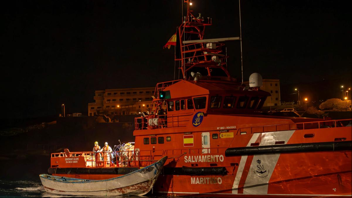 Casi 60 muertos tras volcar un cayuco a menos de dos millas de la costa en El Hierro