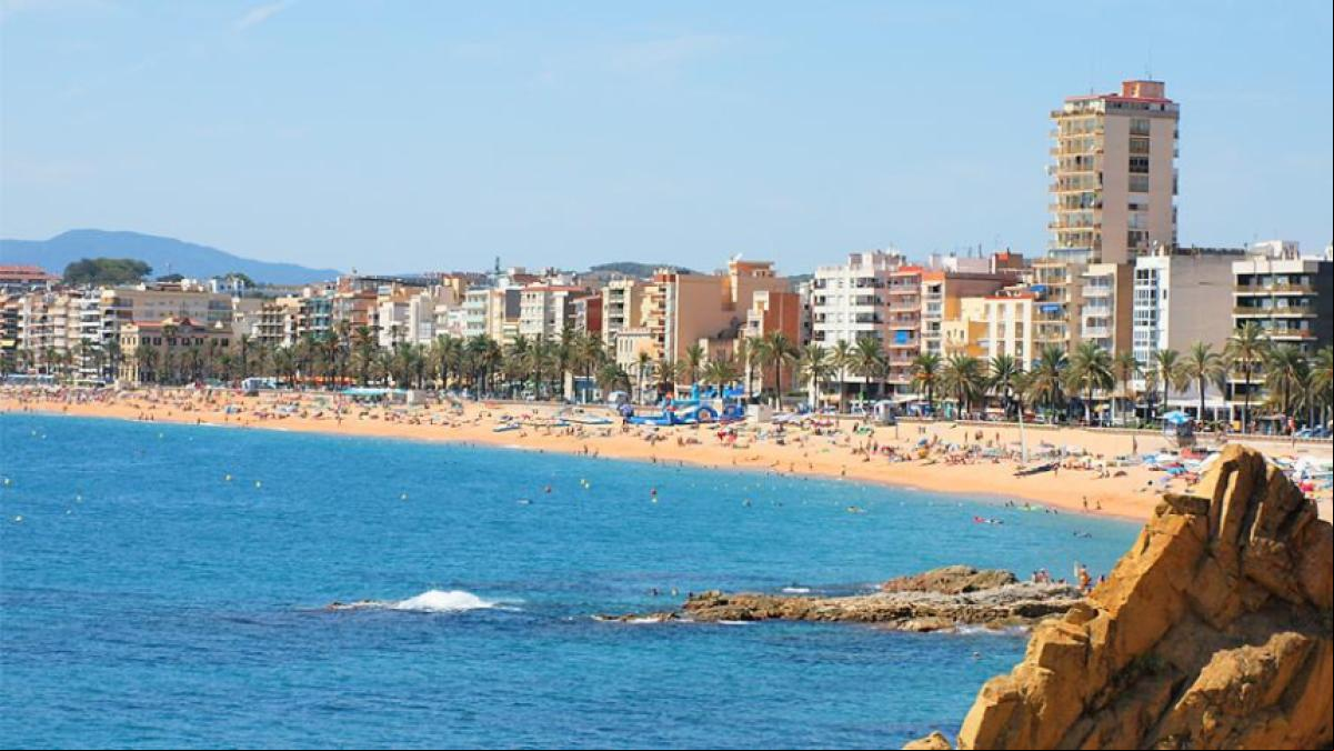 Las duchas de playa de Lloret de Mar volverán a funcionar dos años después con limitaciones