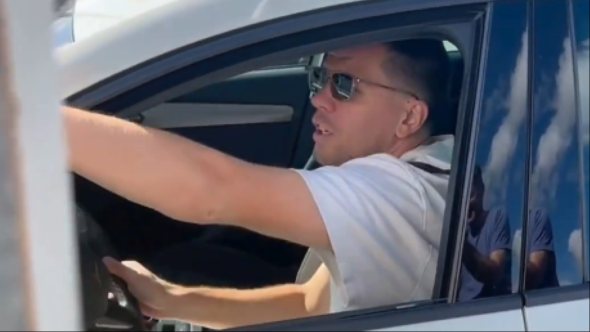 La troleada de Szczesny a los periodistas que esperaban en el aeropuerto de El Prat: “¡Lewandowski, Lewandowski!”