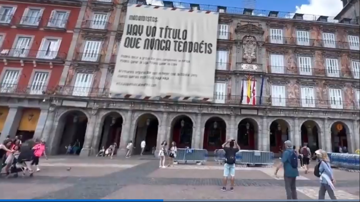 El Celta de Vigo pone una lona en la Plaza Mayor que duele a los aficionados del Real Madrid