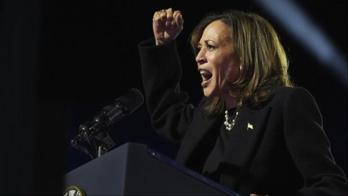 Harris pide unidad frente al “miedo” y Trump llena de insultos la clausura de su campaña