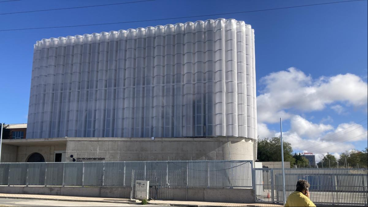 Edificio industrial y hermoso en el polígono