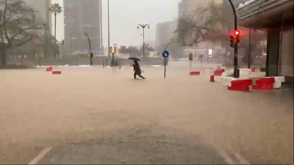 Lluvia y balsas de agua en el centro de Málaga