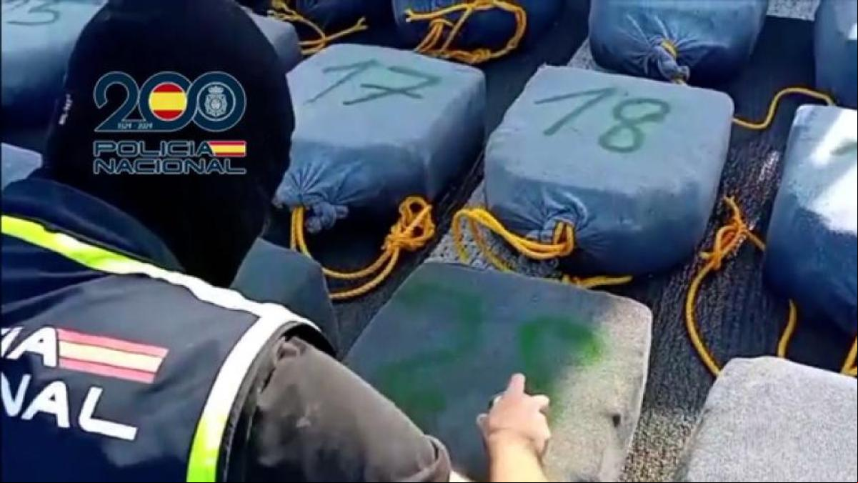 La Policía incauta 1.200 kilos de hachís en bidones de arena y detiene a siete personas