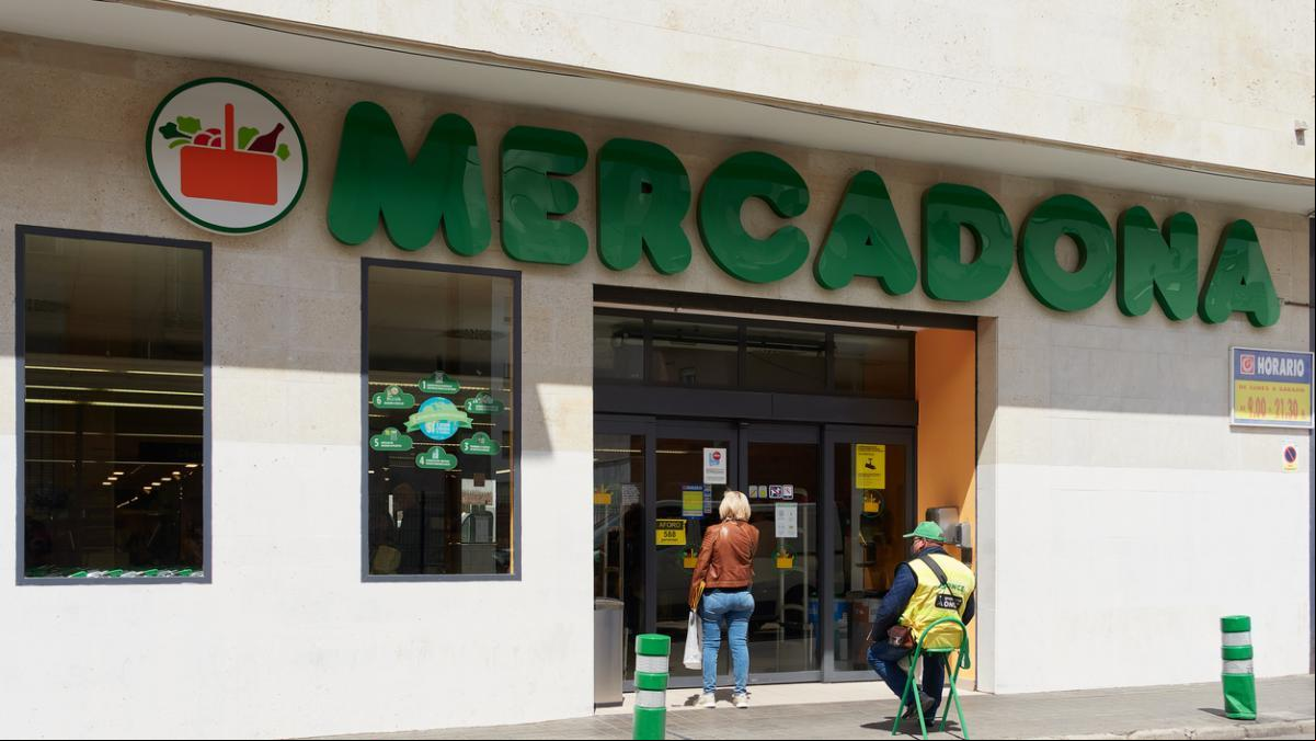 Mercadona ingresa ayudas económicas a sus trabajadores afectados por la DANA
