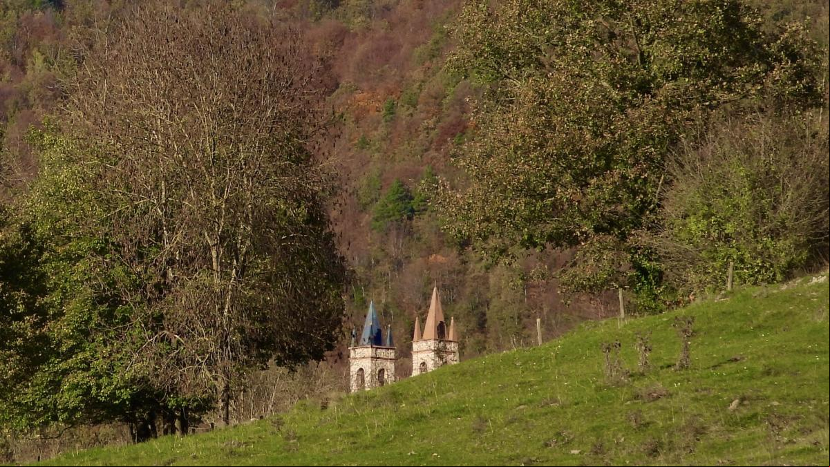 Las dos torres del santuario del Remei se asoman al otoño