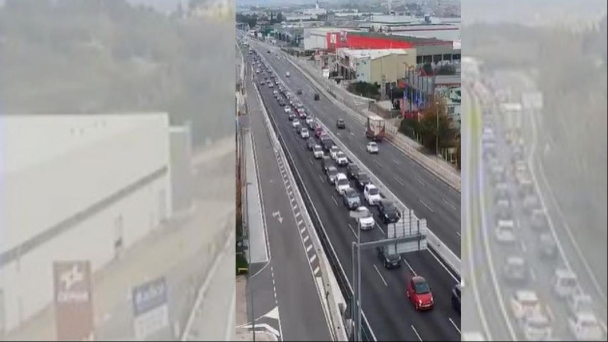 La operación salida del puente de la Constitución provoca colas de 17 km en la C-17