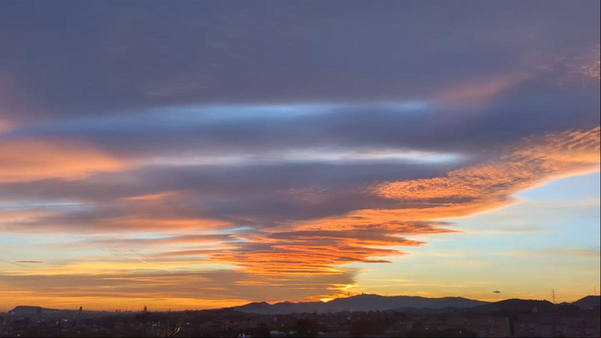 Espectacular candilazo desde Badalona mirando hacia la ciudad de Barcelona