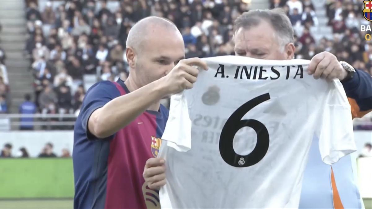 El incómodo homenaje que le ha hecho el Real Madrid a Andrés Iniesta en El Clásico de leyendas: “Sueño frustrado”