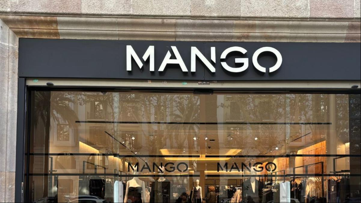 Mango está agotando la chaqueta reversible acolchada de terciopelo con efecto piernas largas que será tendencia en 2025