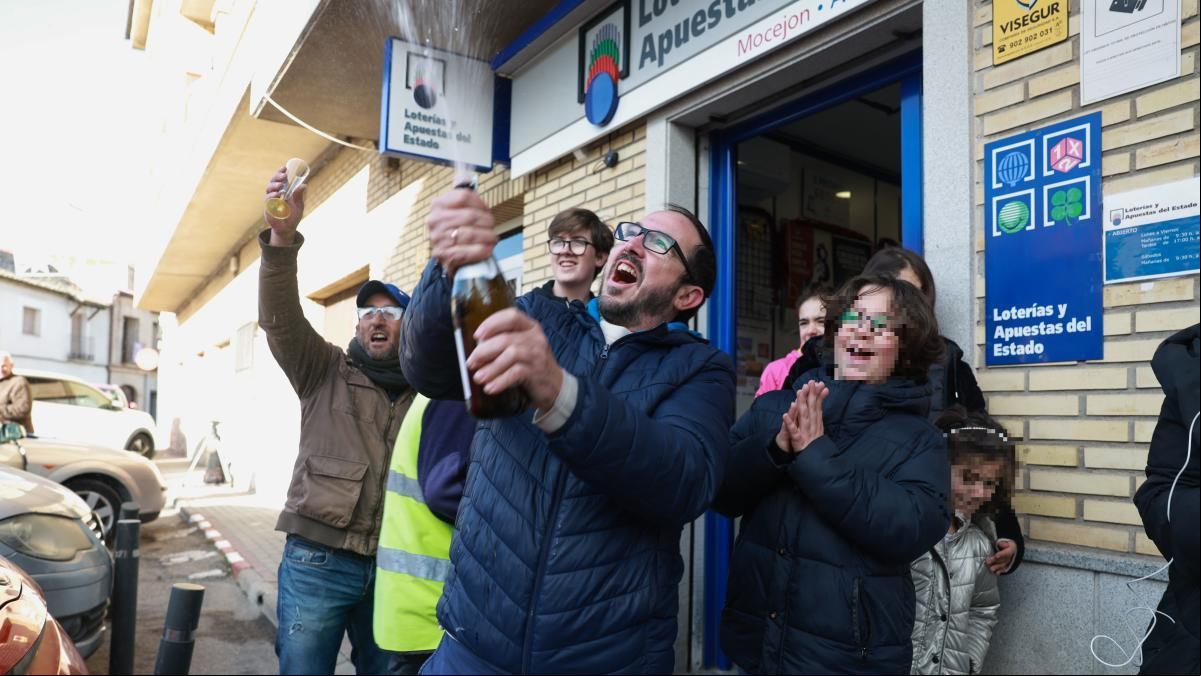 La OCU recuerda la comisión que no te pueden pedir los bancos por los premios del sorteo de la Lotería de Navidad 2024