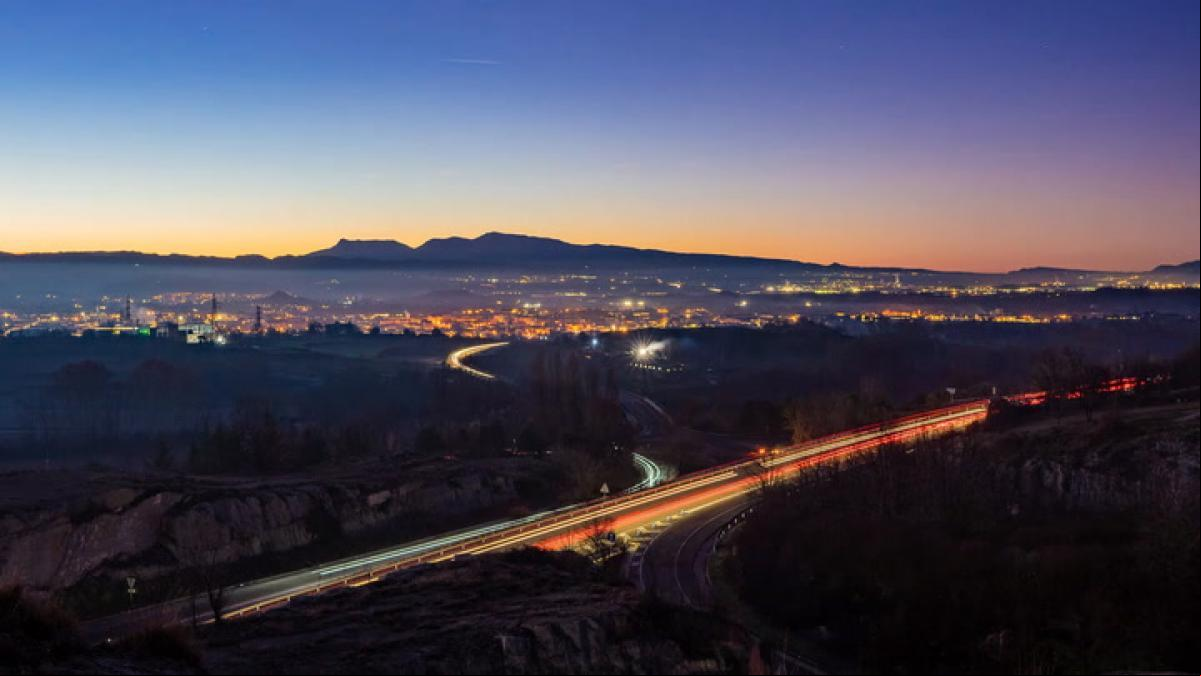 Las frenéticas primeras luces del día en la carretera en Manlleu
