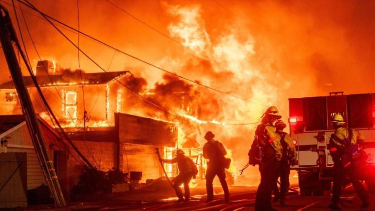 Los Ángeles: Cinco muertos y más de 150.000 evacuados, incluido Hollywood Hills, en los incendios