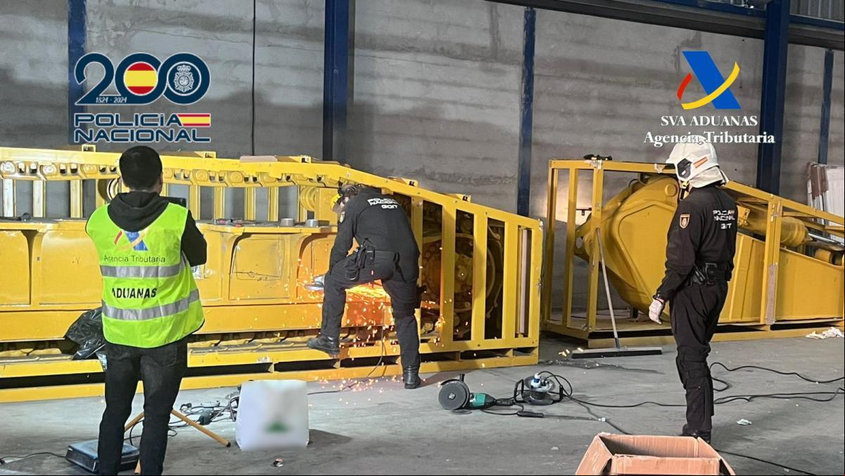 Incautan 334 kilos de cocaína oculta en piezas de maquinaria de una retroexcavadora