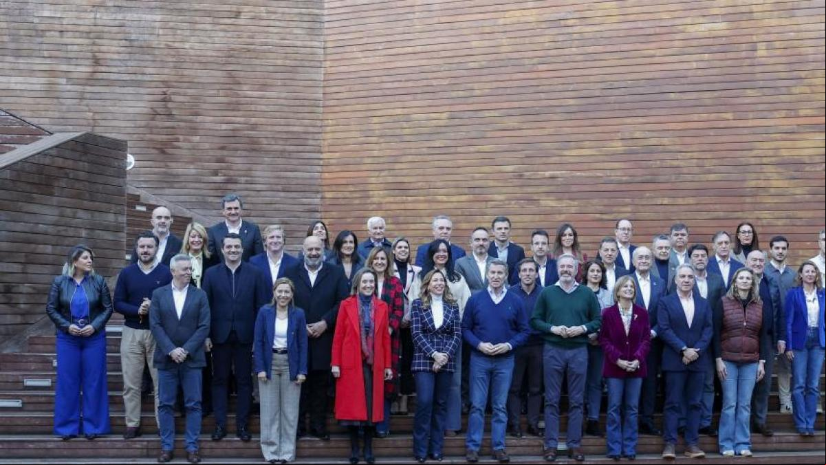 Feijóo apuesta por más “autonomía” urbanística y un plan ‘antiokupa’ para los Ayuntamientos