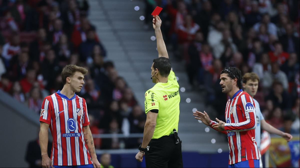 El Atlético, con un expulsado y un penalti en contra, desaprovecha la ocasión de ponerse líder