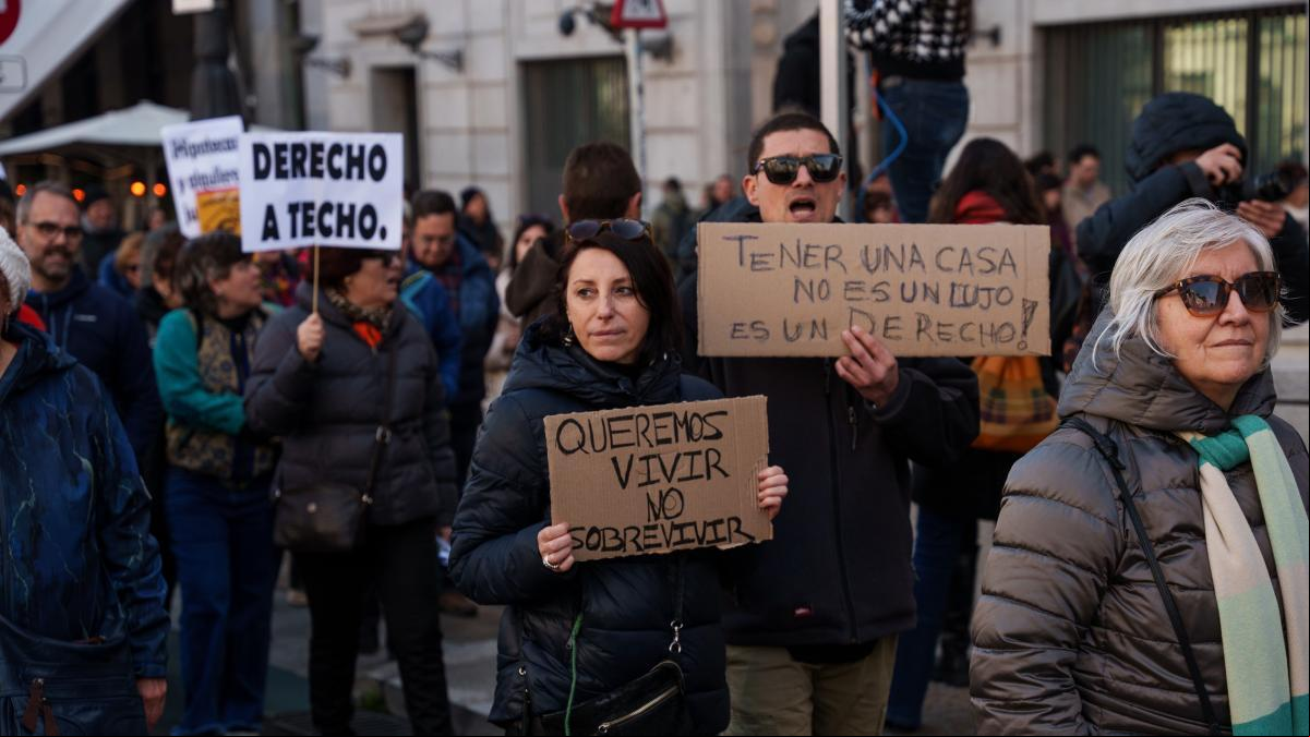 Paradas de metro customizadas en Madrid para apoyar la manifestación de la vivienda
