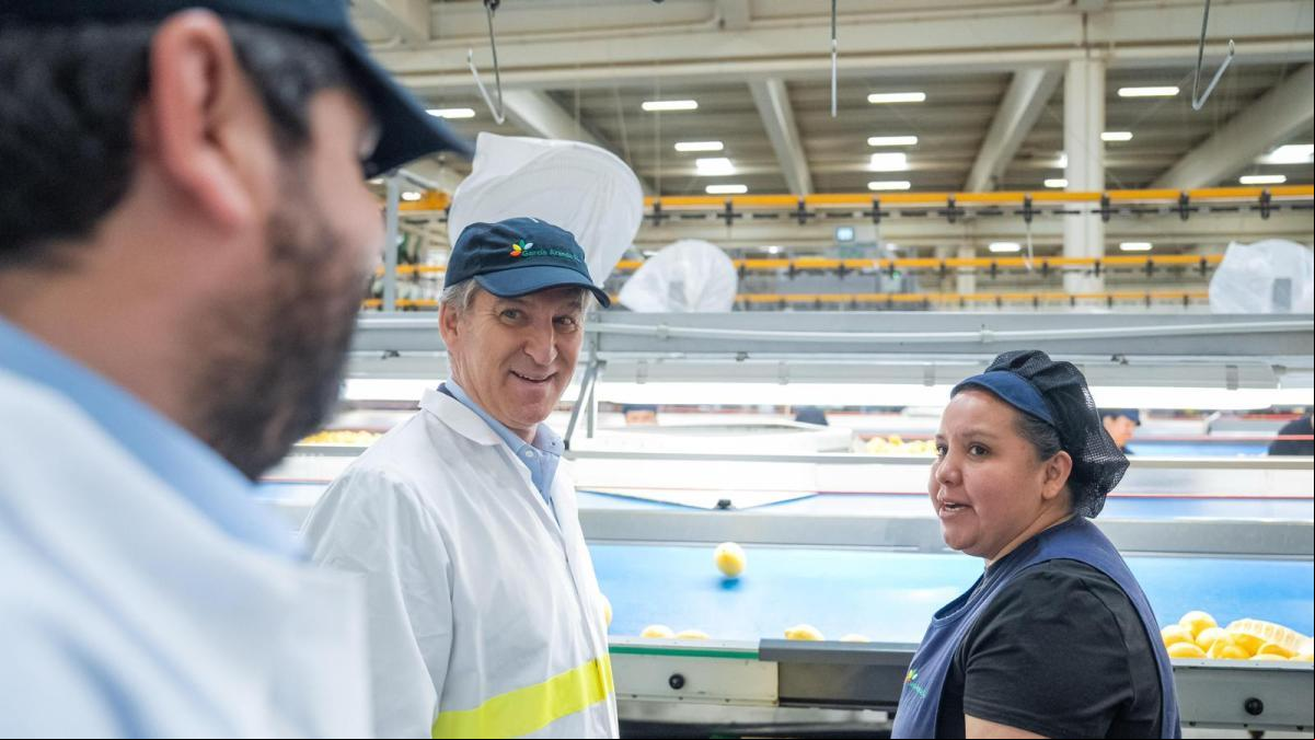 Feijóo busca atraerse al sector agrario ante la tibieza de Vox con los aranceles de Trump
