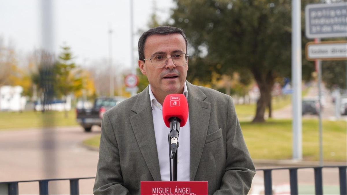 El plan para aforar al líder del PSOE extremeño agita el partido