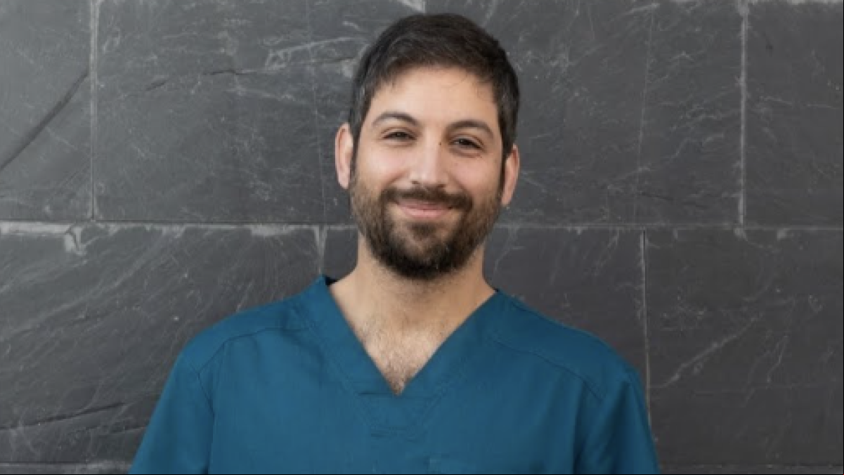 Álvaro Fernández, farmacéutico: “Se ha puesto de moda decir que ya no te venden ibuprofeno sin receta, y eso no es verdad”