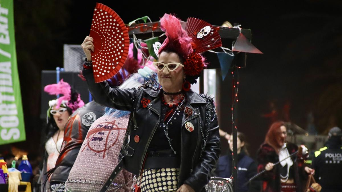 Sitges abre su carnaval a lo grande con una de las rúas más participativas