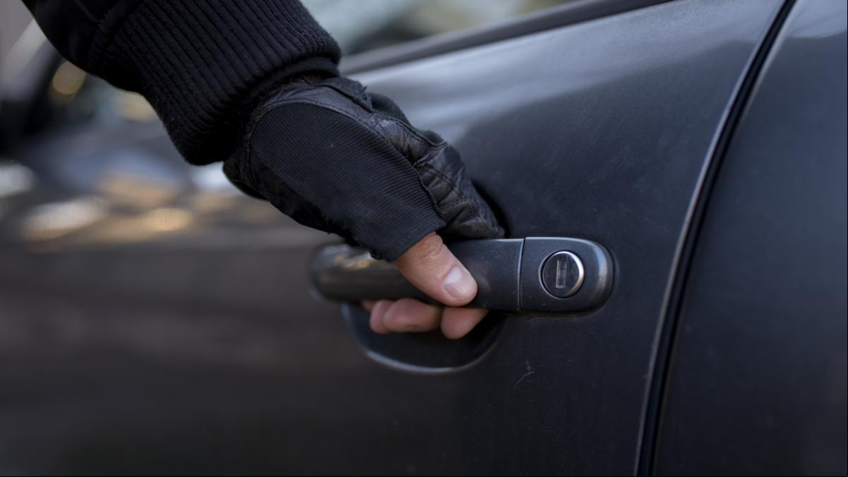 Le roban el coche a una mujer y la amenazan frente a su hija de 9 años
