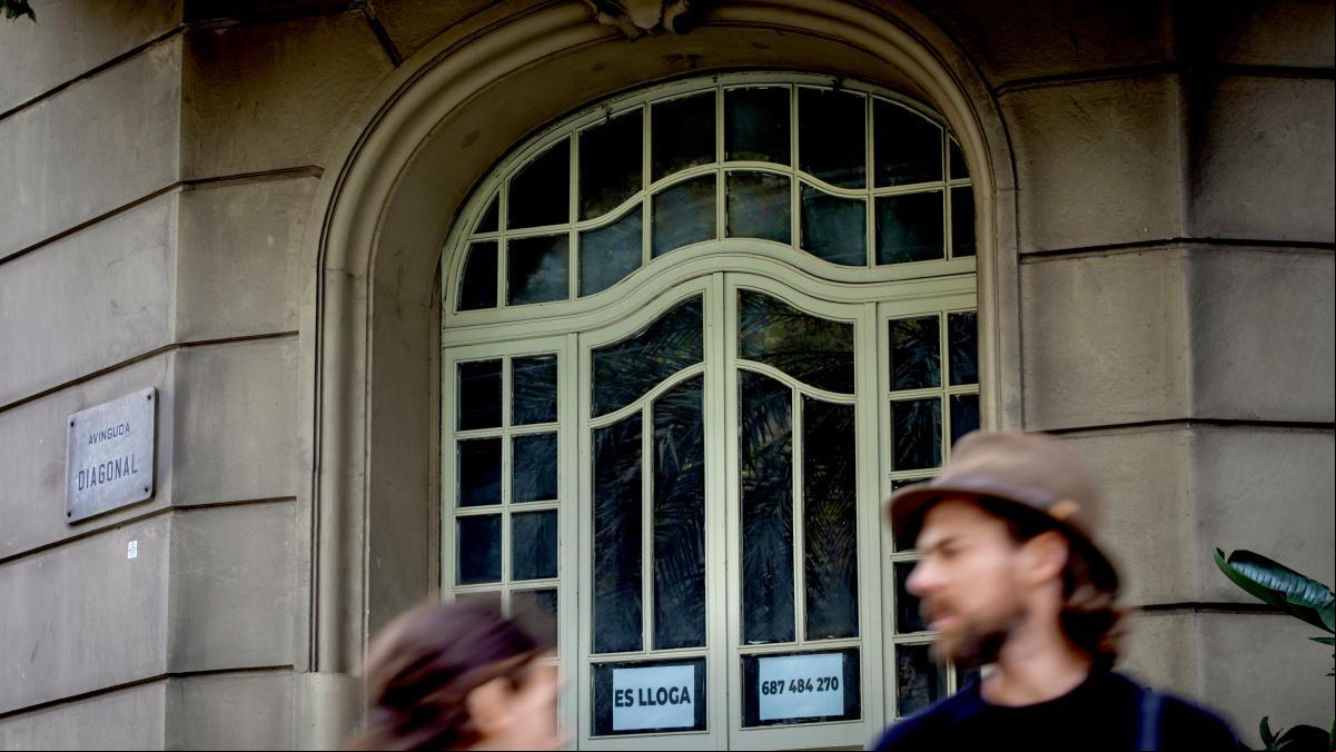El límit als lloguers continua frenant els preus però estanca el mercat
