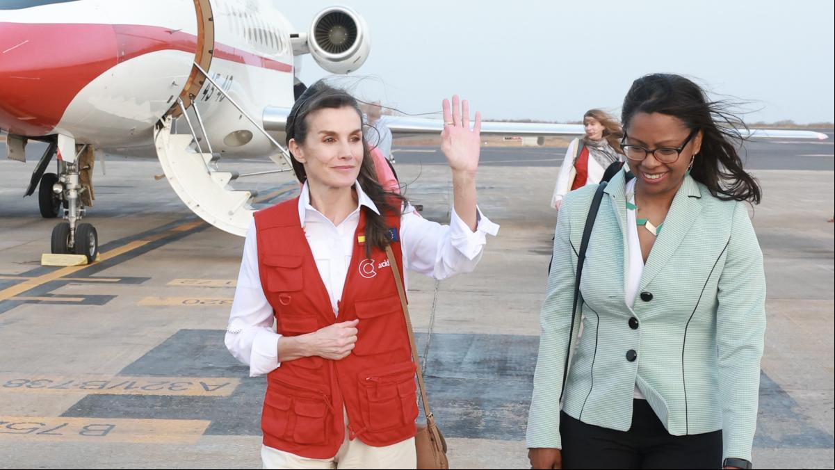 Letizia se viste de nuevo con el chaleco rojo de la cooperación