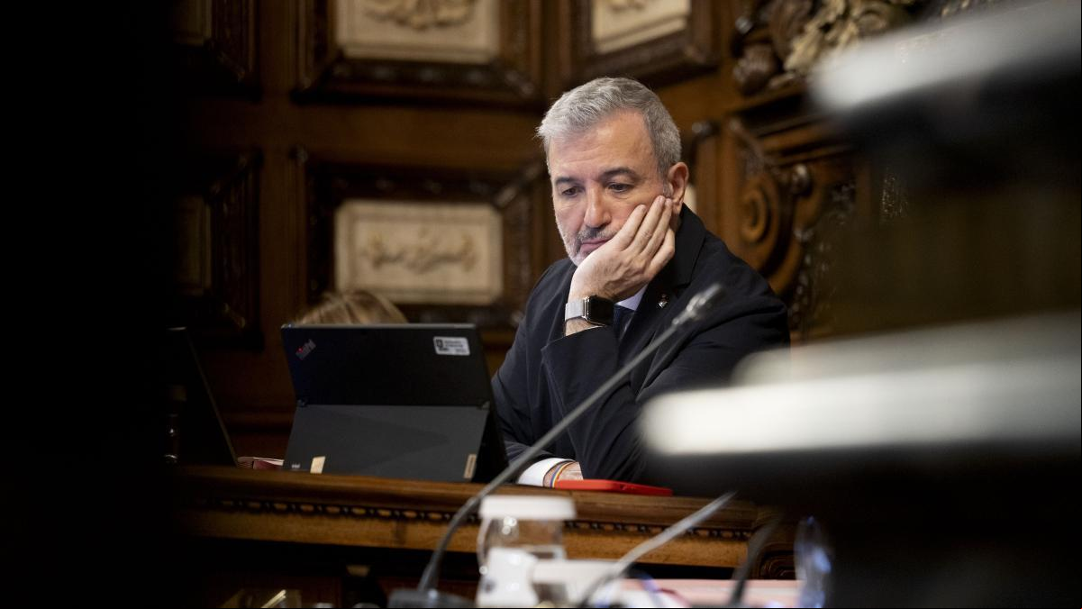 El pleno afea al alcalde Collboni su escasa implicación en la crisis de Rodalies