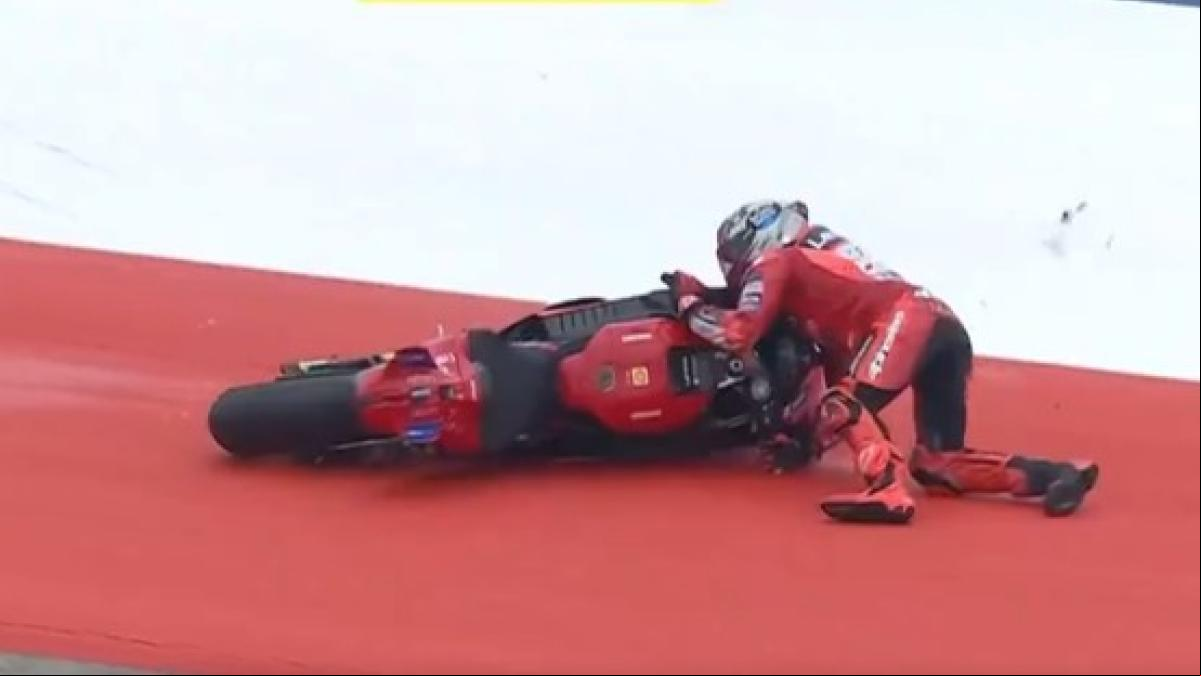 Marc Márquez es humano: se cae y regala la victoria a Bagnaia y el liderato a Àlex