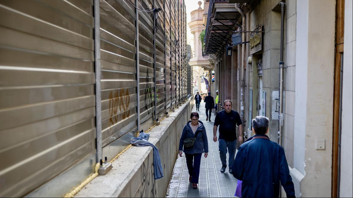La calle de Urgell empieza a recuperar las aceras después de meses de obras