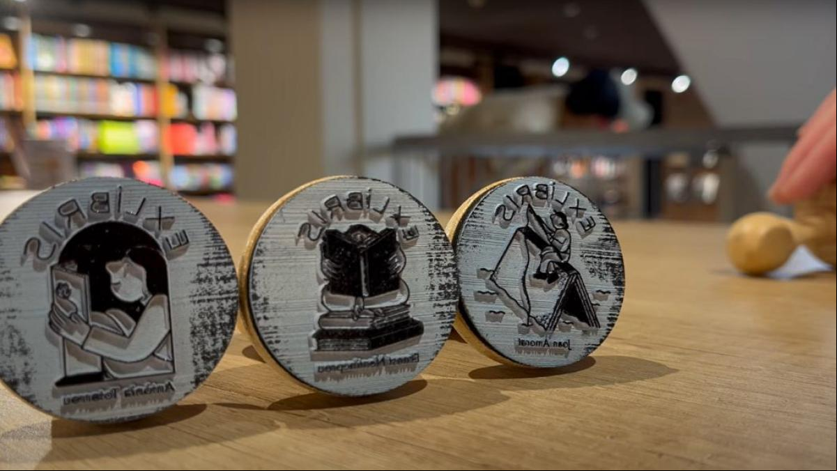 Lleva tiempo arrasando en Instagram: qué es un exlibris personalizado y cómo conseguir el tuyo por menos de 10 euros