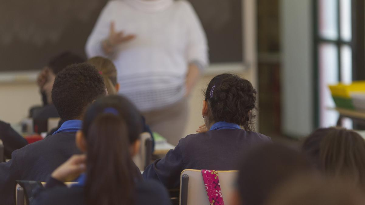 Suspendida un año una profesora de inglés por no saber dar clase, hablar solo en castellano y pasar demasiado tiempo sentada