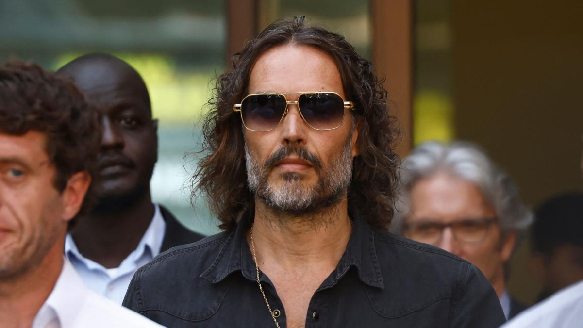 Russell Brand, acusado de cuatro violaciones, queda en libertad condicional hasta su próxima audiencia