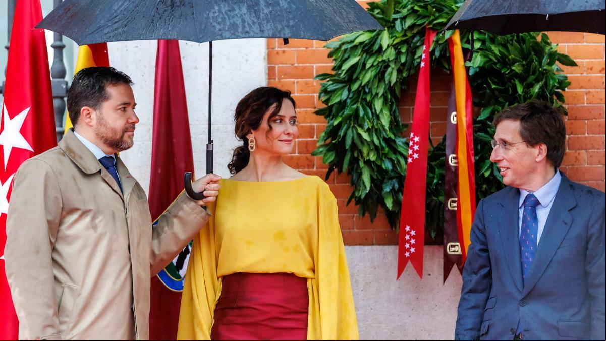 La tormenta desluce el Dos de Mayo que Ayuso convierte en un nuevo ataque a Sánchez por el apagón