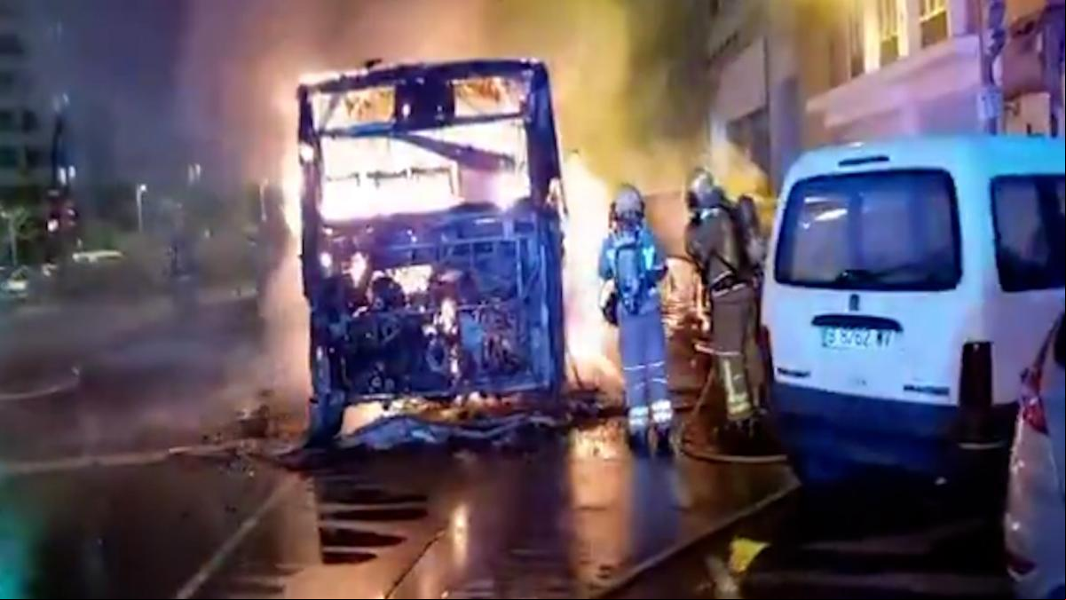 Arde un bús público en LHospitalet y el fuego quema otros 5 vehículos y un semáforo