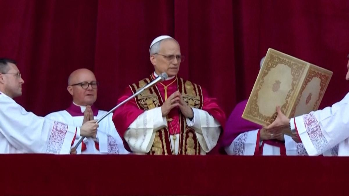 El recién elegido Papa León XIV celebra una misa con cardenales en la Capilla Sixtina, en streaming