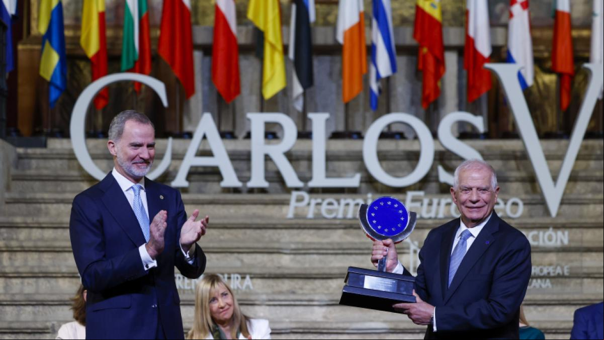 El Rey reconoce en Josep Borrell la destreza, resistencia y estratégica de los raiers