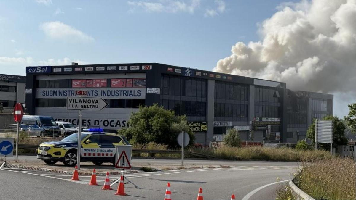 Una nube tóxica obliga a confinar siete horas a 150.000 ciudadanos en el Garraf y el Baix Penedés