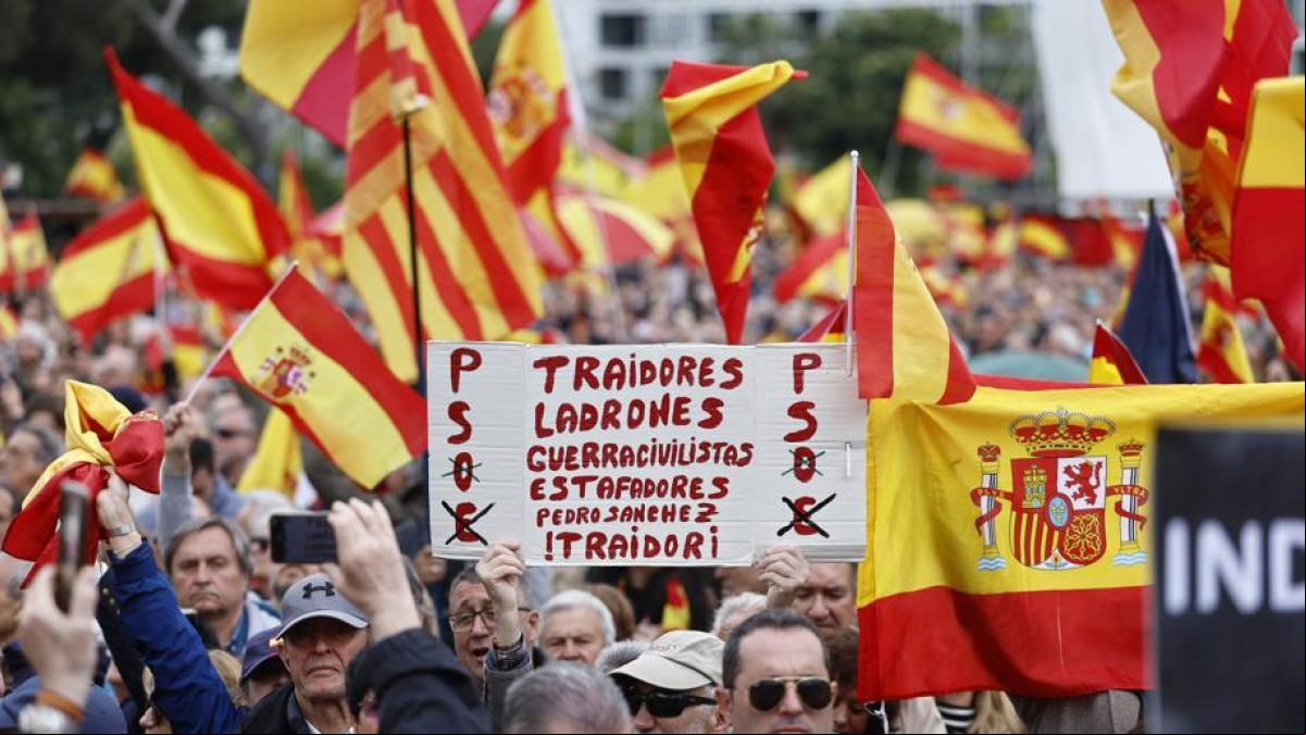 Unas 25.000 personas exigen la dimisión de Sánchez por el apagón eléctrico