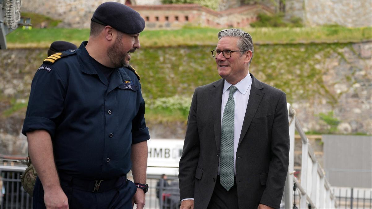 Starmer endureix la política migratòria al Regne Unit com a resposta a Farage Starmer endureix la política migratòria al Regne Unit com a resposta a Farage