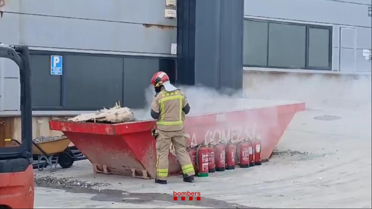 Continuen monitoritzant-se les emissions de lincendi tòxic de Vilanova, que encara no es dona per extingit