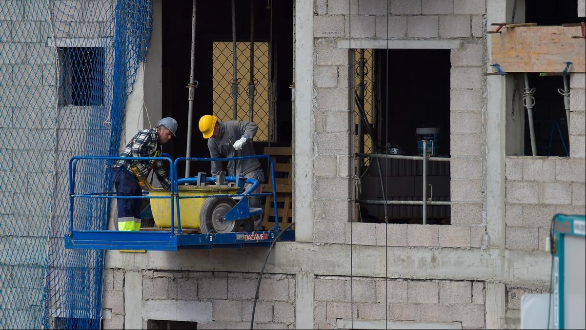 Una comunidad de vecinos, obligada a indemnizar con 218.000 euros a un hombre al que le cayó en la cabeza un elemento de la fachada