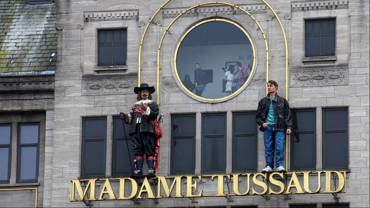 Una cita romántica se transforma en una secuencia de terror: una pareja queda atrapada en un museo de cera