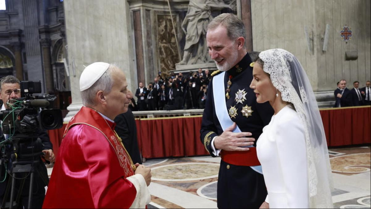 Los reyes de España llegan a la plaza de San Pedro para asistir a la misa de León XIV